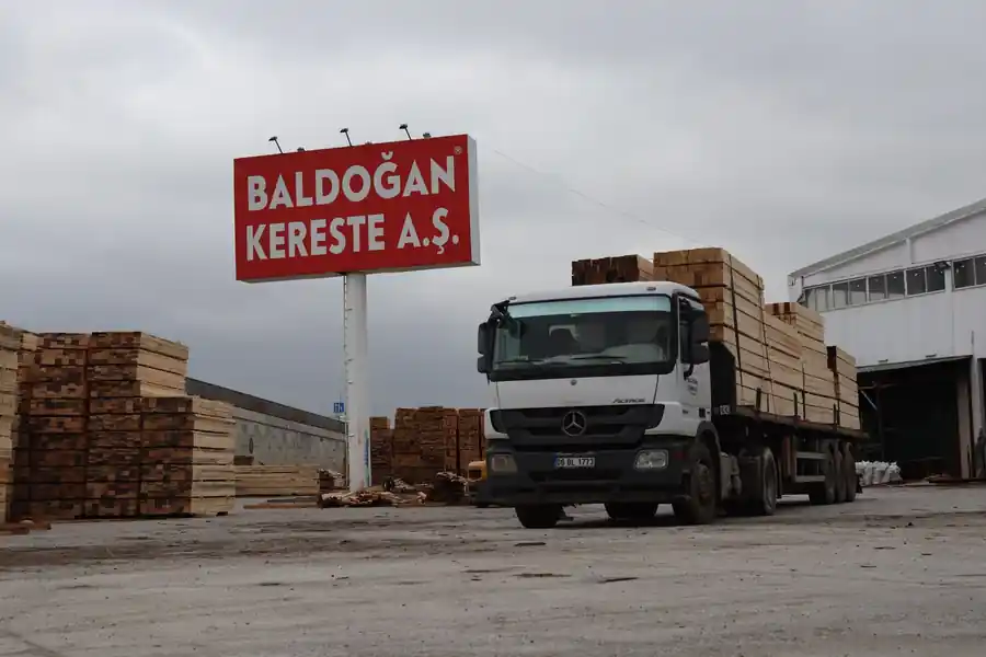 Baldoğan deposunda istiflenmiş sarıçam kereste